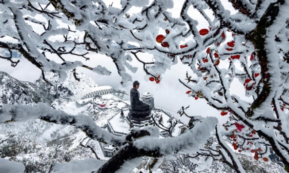 Nhiệt độ xuống còn âm 1 độ C, băng giá xuất hiện trên đỉnh Fansipan