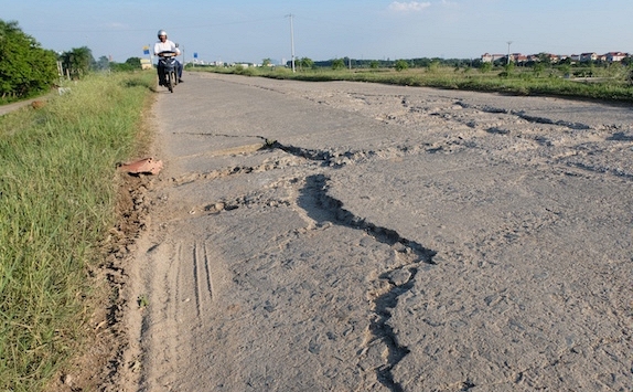 Hà Nội công bố tình huống khẩn cấp sạt lở và nứt mặt đê trên địa bàn các huyện Phúc Thọ, Mê Linh