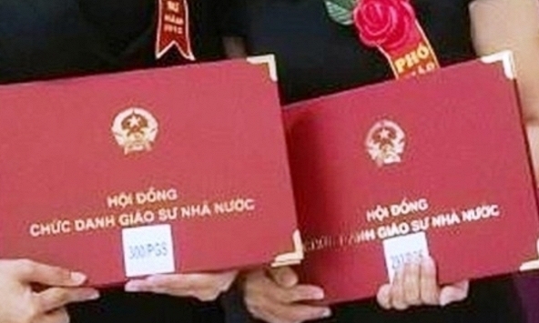  Hội Liên hiệp Phụ nữ Việt Nam tặng bằng khen cho 9 nữ trí thức được công nhận đạt tiêu chuẩn chức danh giáo sư, phó giáo sư 