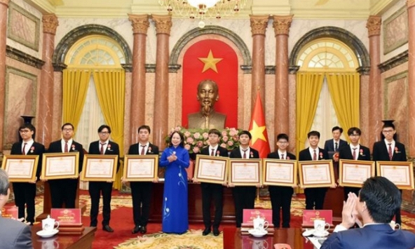 Phó Chủ tịch nước trao Huân chương Lao động cho học sinh đoạt giải quốc tế năm 2024