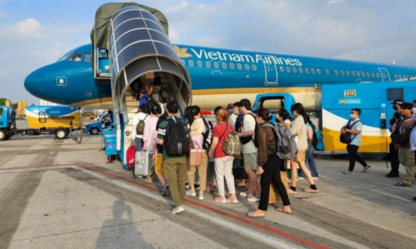 Giá vé máy bay Tết 2025 tăng cao
