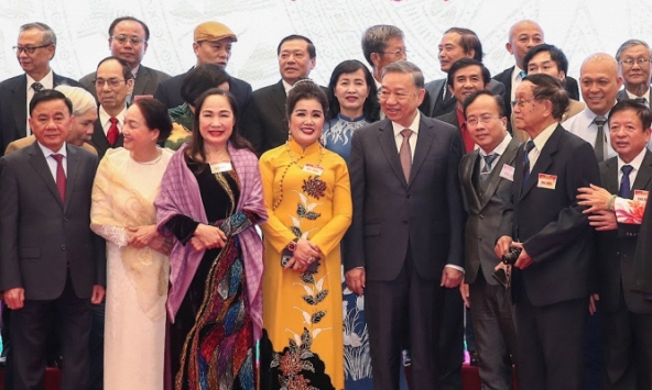 Tổng Bí thư Tô Lâm gặp mặt đại biểu văn nghệ sĩ