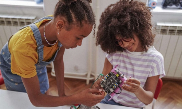 Thúc đẩy cơ hội tham gia lĩnh vực STEM cho trẻ em gái ở châu Phi