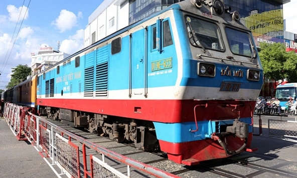 Giá vé tàu Tết Nguyên đán 2025 tăng cao, nhiều chặng 'cháy vé'