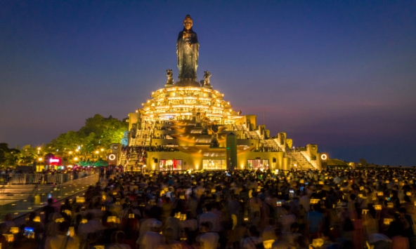 Tháng Chạp, người dân tấp nập lên núi Bà Đen tạ lễ cuối năm