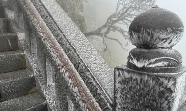 Đỉnh Fansipan phủ trắng bởi băng giá