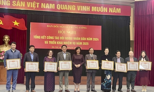 Hội Nữ trí thức Việt Nam nhận bằng khen về công tác đối ngoại trên lĩnh vực hợp tác phát triển 