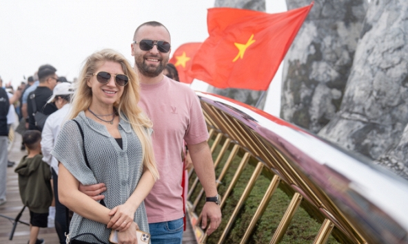 Du khách hào hứng đến các điểm đến Sun World mừng chiến thắng của đội tuyển Việt Nam