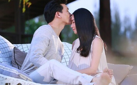 Nửa đêm nghe tiếng nước chảy trong nhà tắm, tôi rón rén mở cửa thì bật khóc khi thấy việc chồng đang làm