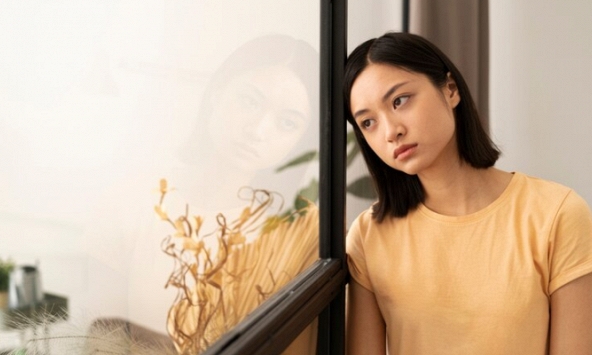 Nửa đêm chồng về nhà, miệng gọi to các con dậy ăn cỗ, vừa thấy thứ anh ta đặt trên bàn, tôi đã nôn thốc nôn tháo