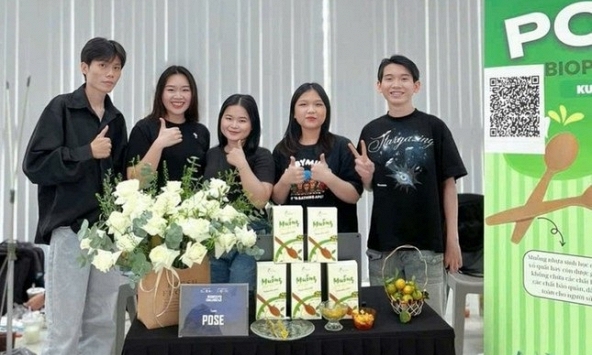 Sinh viên FPT Cần Thơ chế tạo muỗng nhựa sinh học từ vỏ quất