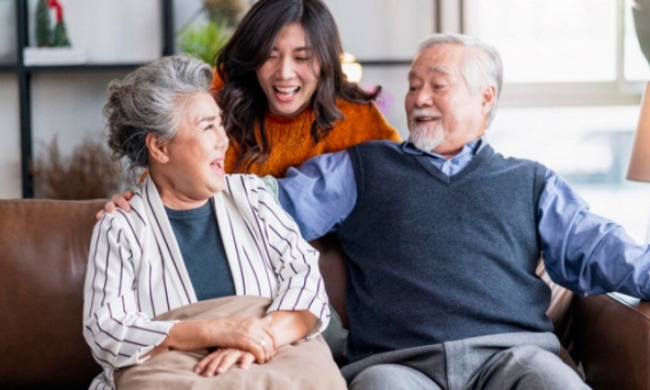 Bố rụt rè hỏi xin con gái 1 triệu để đưa mẹ kế đi làm đẹp đón Tết, tôi liền biếu ông 10 triệu