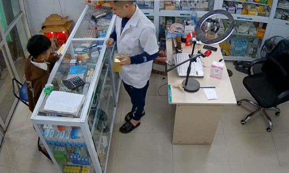 'Bố con mất rồi', câu trả lời của cậu bé một mình đi mua thuốc cho mẹ khiến ai nấy nghẹn lại