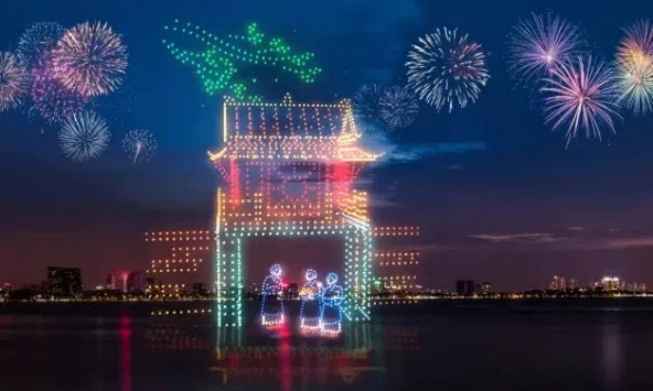 Hà Nội: 2.025 drone trình diễn Hòa nhạc ánh sáng - Chào năm mới 2025 ở Tây Hồ