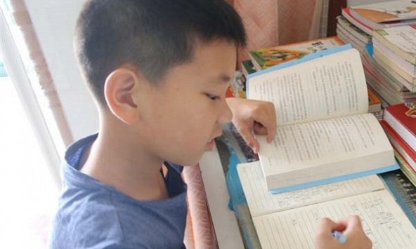 Cậu bé tiểu học viết văn về loài gà, mở đầu đầy triết lý nhưng những dòng cuối khiến cư dân mạng cười không nhặt được miệng!