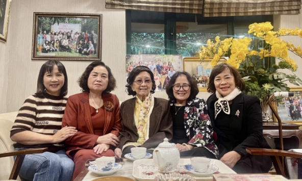 Lãnh đạo Hội Nữ trí thức Việt Nam thăm chúc Tết GS.TSKH Phạm Thị Trân Châu