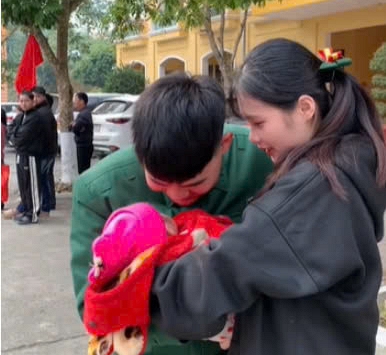 'Hai năm lãi được một em bé cute': Không hoa cũng chẳng quà, đây mới là điều ý nghĩa nhất vào ngày xuất ngũ