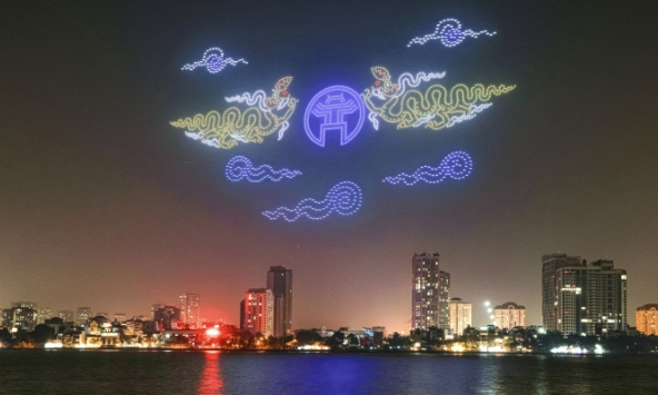 Hồ Tây sáng rực với 2025 drone vẽ nên những kỳ quan ánh sáng đêm tổng duyệt