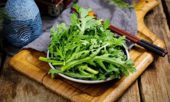 Những người không nên ăn rau cải cúc