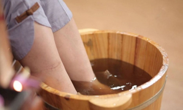 10 tác dụng bất ngờ của việc ngâm chân với nước gừng