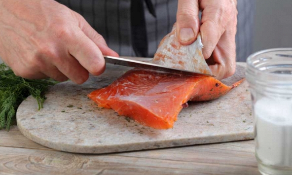 Bạn có nên ăn da cá hồi?