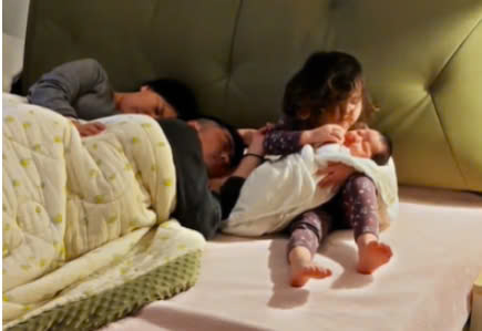 Clip nửa đêm của gia đình bỗng viral: Mẹ đẻ em bé nhưng người trầm cảm là chị hai, chăm em đầu bù tóc rối!