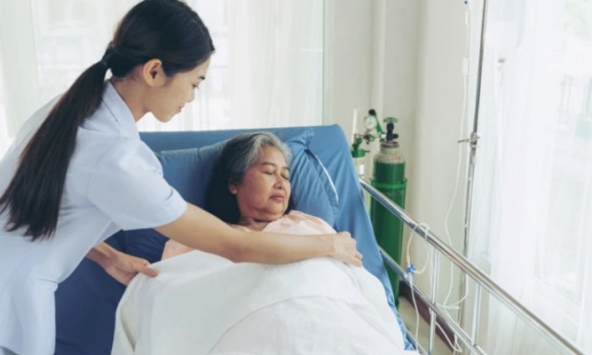 Ngày mẹ chồng nhập viện, em dâu vẫn bận rộn đi du lịch nhưng chỉ một câu nói của cậu con trai 16 tuổi, em ấy liền tỉnh ngộ