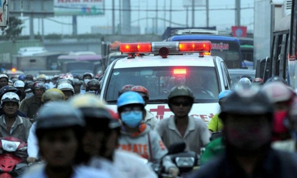 Bộ Công an khẳng định vượt đèn đỏ nhường đường xe cấp cứu sẽ không bị phạt