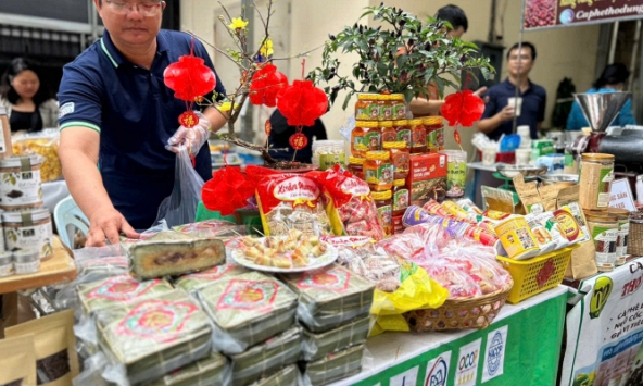 Hơn 1.000 đặc sản vùng miền tại Phiên chợ “Tết Xanh – Quà Việt” hút người tiêu dùng mua sắm Tết