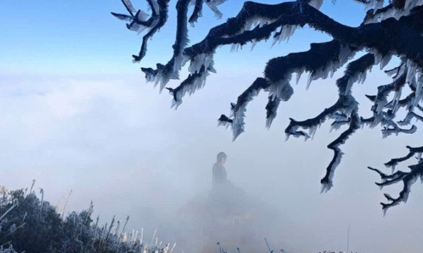 Chiều 26/1: Tuyết rơi trên đỉnh Fansipan