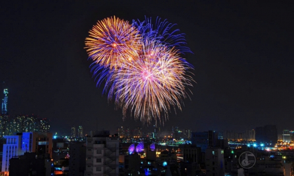 Bầu trời TP.HCM rực sáng: Mãn nhãn pháo hoa chào năm mới 2025
