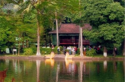 Chủ tịch nước Lương Cường dâng hương tưởng niệm Chủ tịch Hồ Chí Minh trong ngày đầu Xuân mới