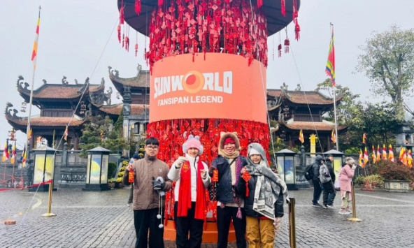 Những du khách đầu tiên “xông đất” nóc nhà Đông Dương sáng mồng 1 Tết