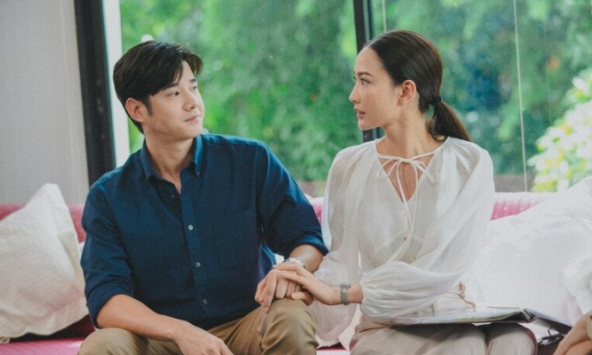 Đến nhà chị dâu cũ chúc Tết, tôi sửng sốt khi thấy anh trai đang lúi húi nướng mực dưới bếp, còn gọi tiếng 'Vợ ơi'