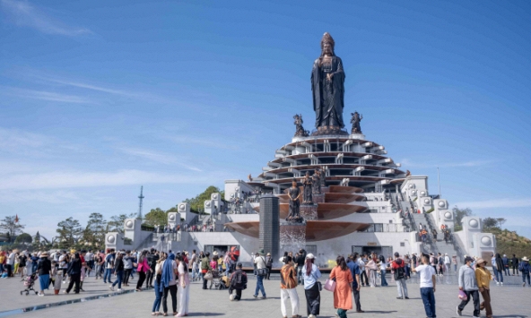 Hàng trăm nghìn du khách tấp nập đến núi Bà Đen xem Hội xuân