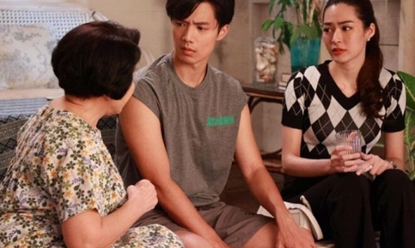 Tưởng bọc đen dưới giường mẹ chồng là rác, tôi suýt ném đi thì bật ngửa với thứ bên trong, càng đau lòng với tính toán của bà