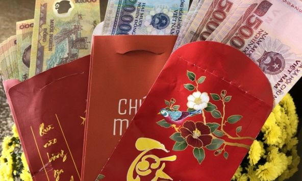 Mọi năm đều dùng tiền mừng tuổi để mua vàng ngày Thần Tài cho các con, năm nay giá vàng 'ngất ngưởng', mẹ 2 con đành chọn phương án khác