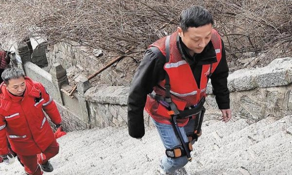 Trung Quốc phát triển khung robot hỗ trợ người leo núi