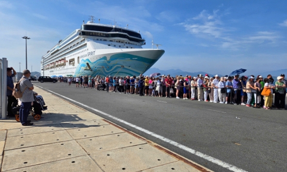 Gần một trăm ngàn du khách quốc tế đến Khánh Hòa đón Xuân Ất Tỵ, nhiều ngỡ ngàng...