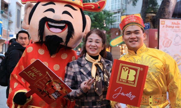 Rộn ràng ngày vía Thần Tài: Người dân 'đua nhau' mua vàng cầu may