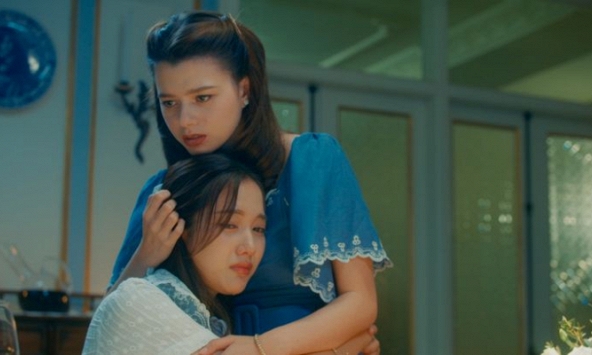  Lấy giúp đồ tắm cho anh rể ở phòng ngủ, thấy tờ giấy đang viết dở trên bàn, tôi động viên chị gái ly hôn