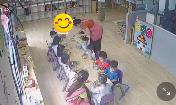 Giữa trưa kiểm tra camera lớp học mầm non, nhìn thấy thứ trên đầu con, bà mẹ cười ná thở: Đi học hay đi đóng phim?