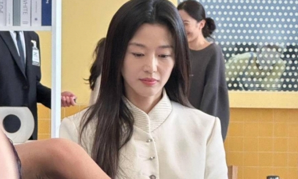 Lần lộ diện cuối cùng của 'mợ chảnh' Jeon Ji Hyun trước khi bị điều tra