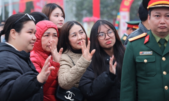 Khoảnh khắc nghẹn ngào tiễn tân binh lên đường nhập ngũ