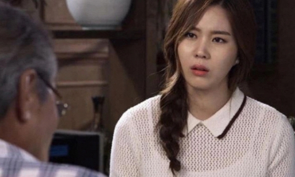 Ngày lễ Tình nhân, bố chồng đưa cho con dâu bó hoa hồng đỏ kèm một hộp quà nhỏ rồi nhờ một việc khiến tôi hoang mang