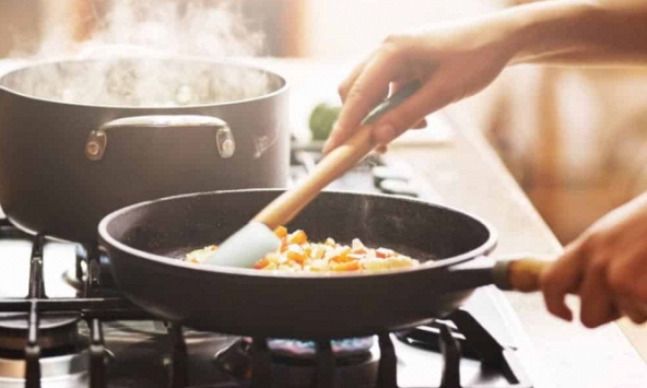 Nuốt hạt vi nhựa ngang 1 tấm thẻ tín dụng mỗi tuần chỉ vì 7 thói quen tai hại trong bếp: Thay đổi ngay để giảm tải phơi nhiễm