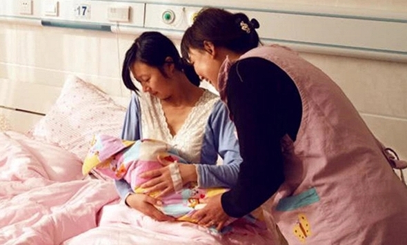 Mẹ chồng U65 lên chăm con dâu ở cữ, cái gì cũng làm nhưng lại không hề bế cháu: Lý do khiến ai nấy đều sững sờ