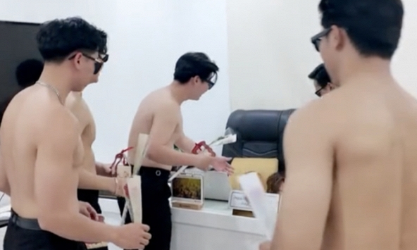 Nữ CEO bệnh viện thẩm mỹ nổi tiếng gây tranh cãi khi được ekip tạo bất ngờ bằng loạt trai đẹp 6 múi