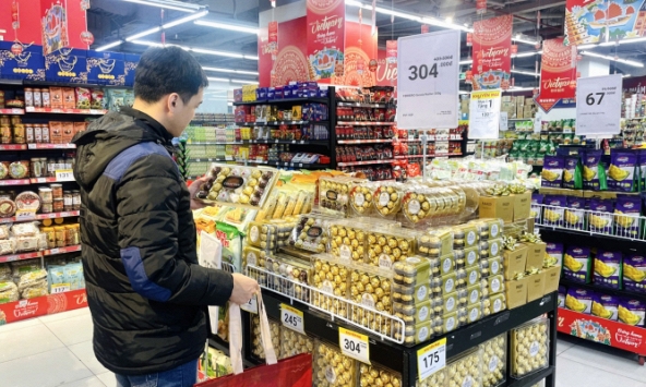 Thị trường Valentine sôi động: Hoa tươi đắt khách, siêu thị đua nhau giảm giá