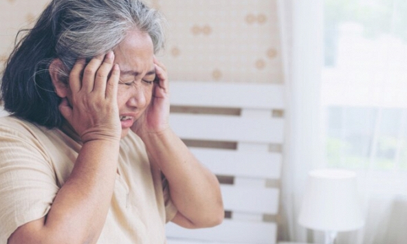 Con gái ngoan hiền bỗng tự nhốt mình trong phòng, tôi bàng hoàng khi nhận điện thoại từ người lạ: 'Sao con lại biến thành như thế?'